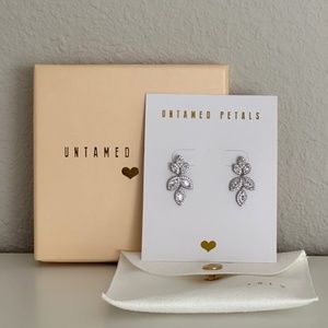 NWT Untamed Petals Pritchett Drop Earrings
